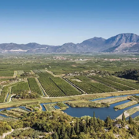 Lovely In Desne With Kitchen