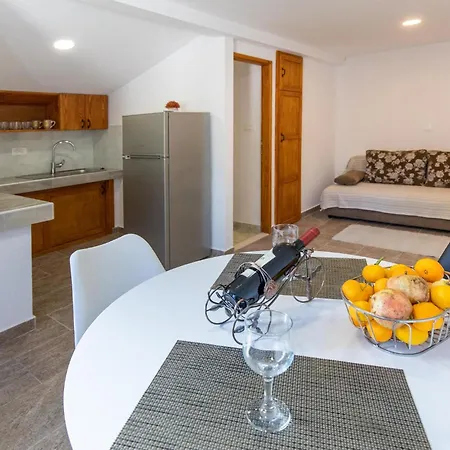 Lovely In Desne With Kitchen *