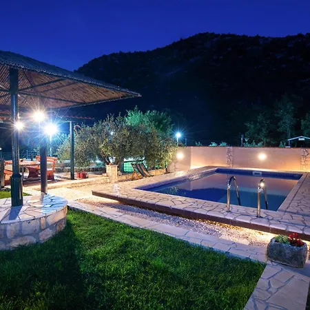 Lovely In Desne With Kitchen *