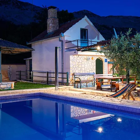 Сasa de vacaciones Lovely In Desne With Kitchen *