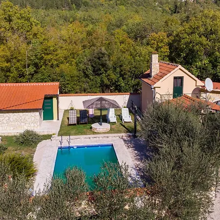 Lovely In Desne With Kitchen