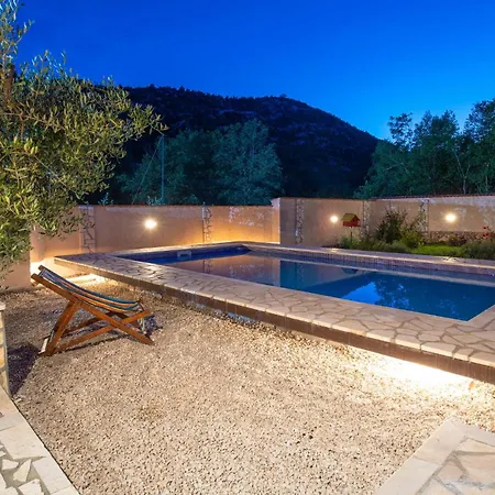 Lovely In Desne With Kitchen